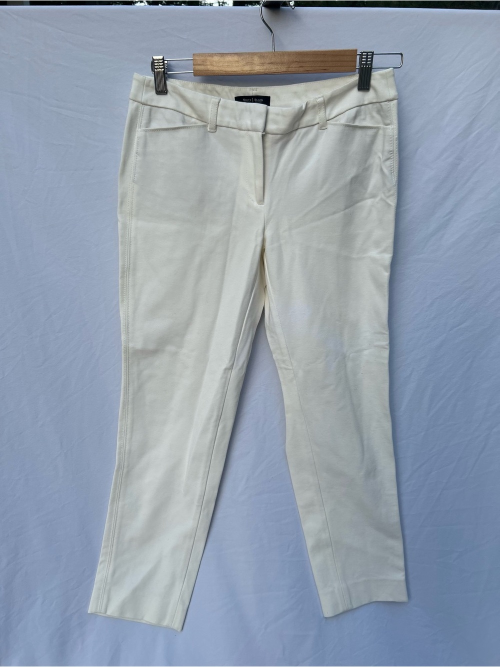 Woman’s White House black market Ivory Dress Pants slim ankle size 4